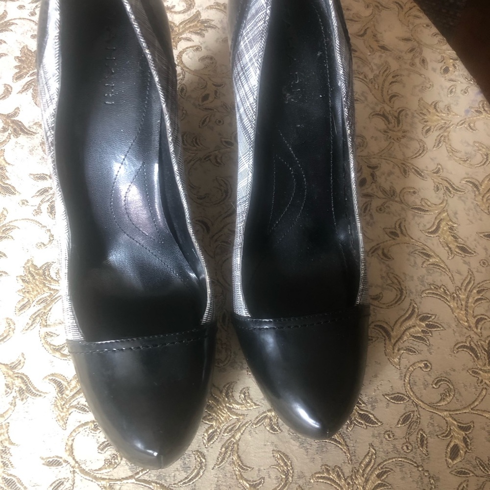 Tahari ladies heels. Size 8 1/2